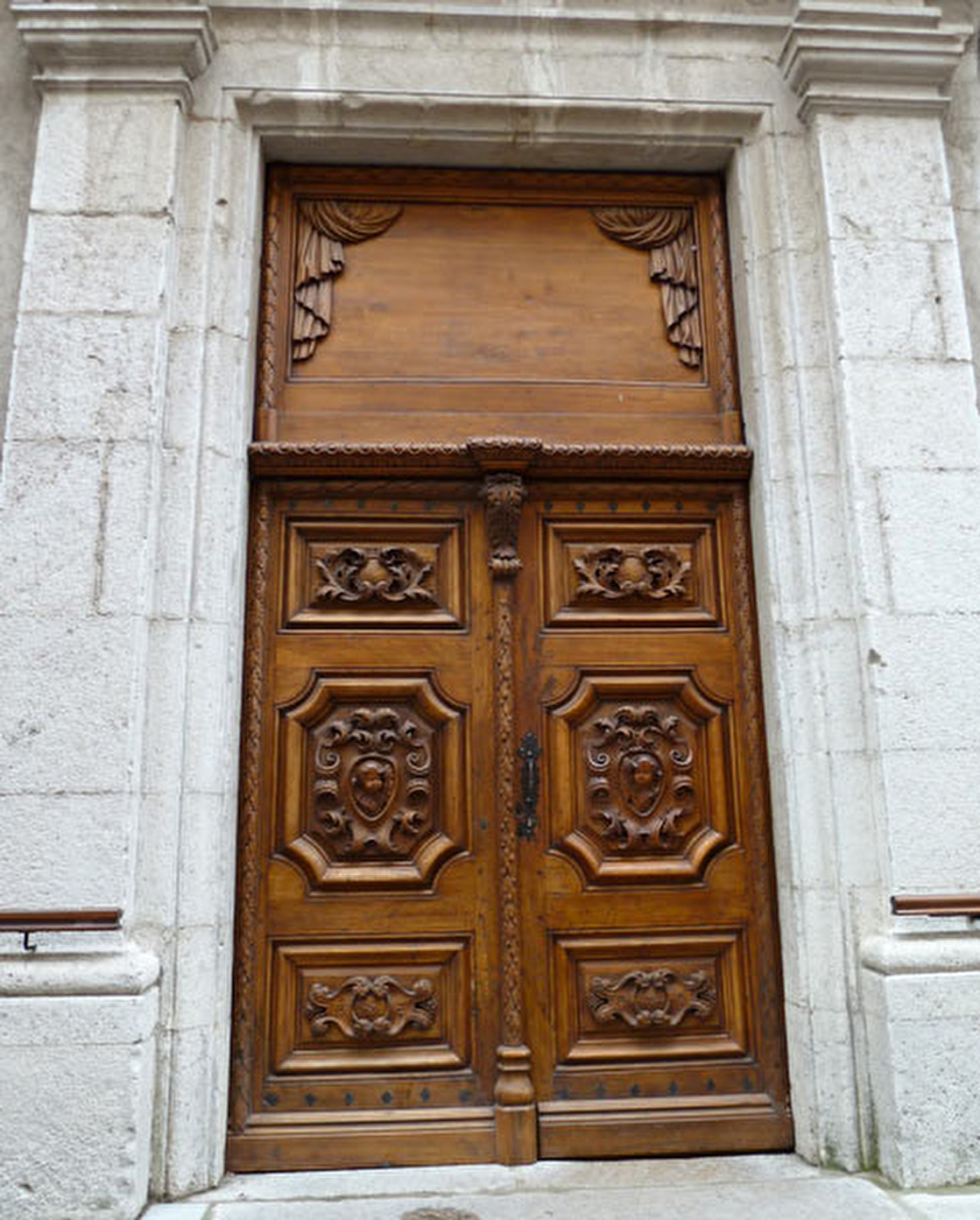 Porte du temple de Die