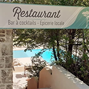 Entrée du resturant avec la piscine